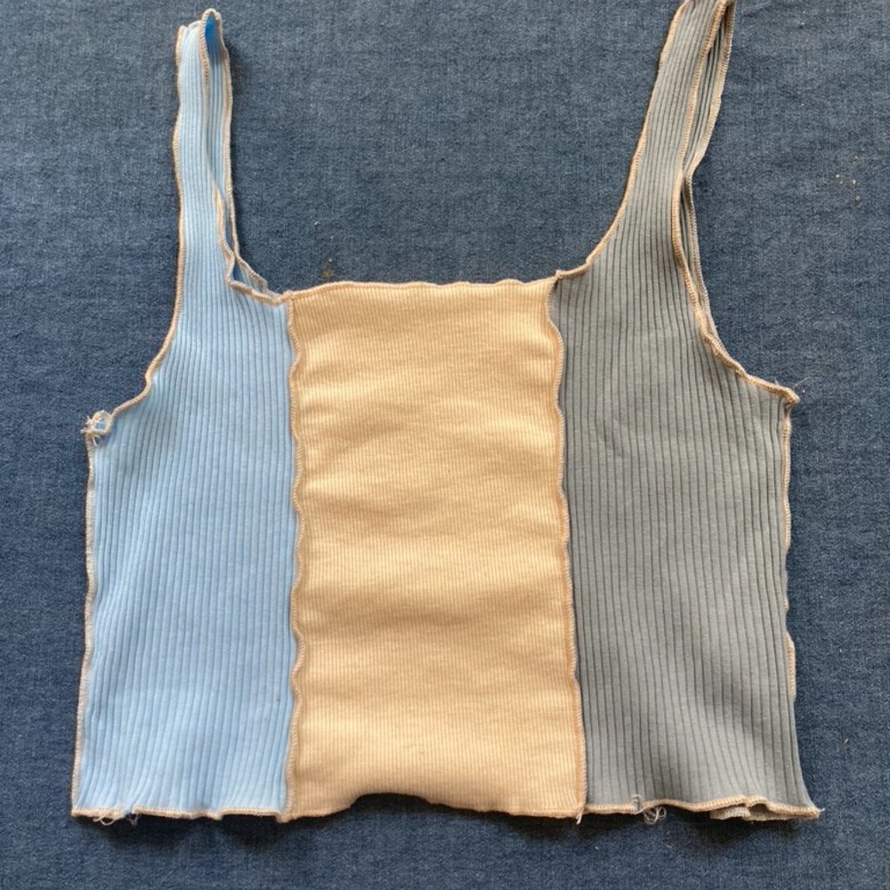 Color Block Ribbed Crop Top - Picture 2 of 3